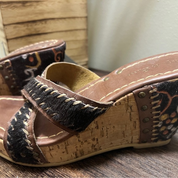 Chic Brown Platform Wedges with Stitch Detailing - Picture 1 of 8